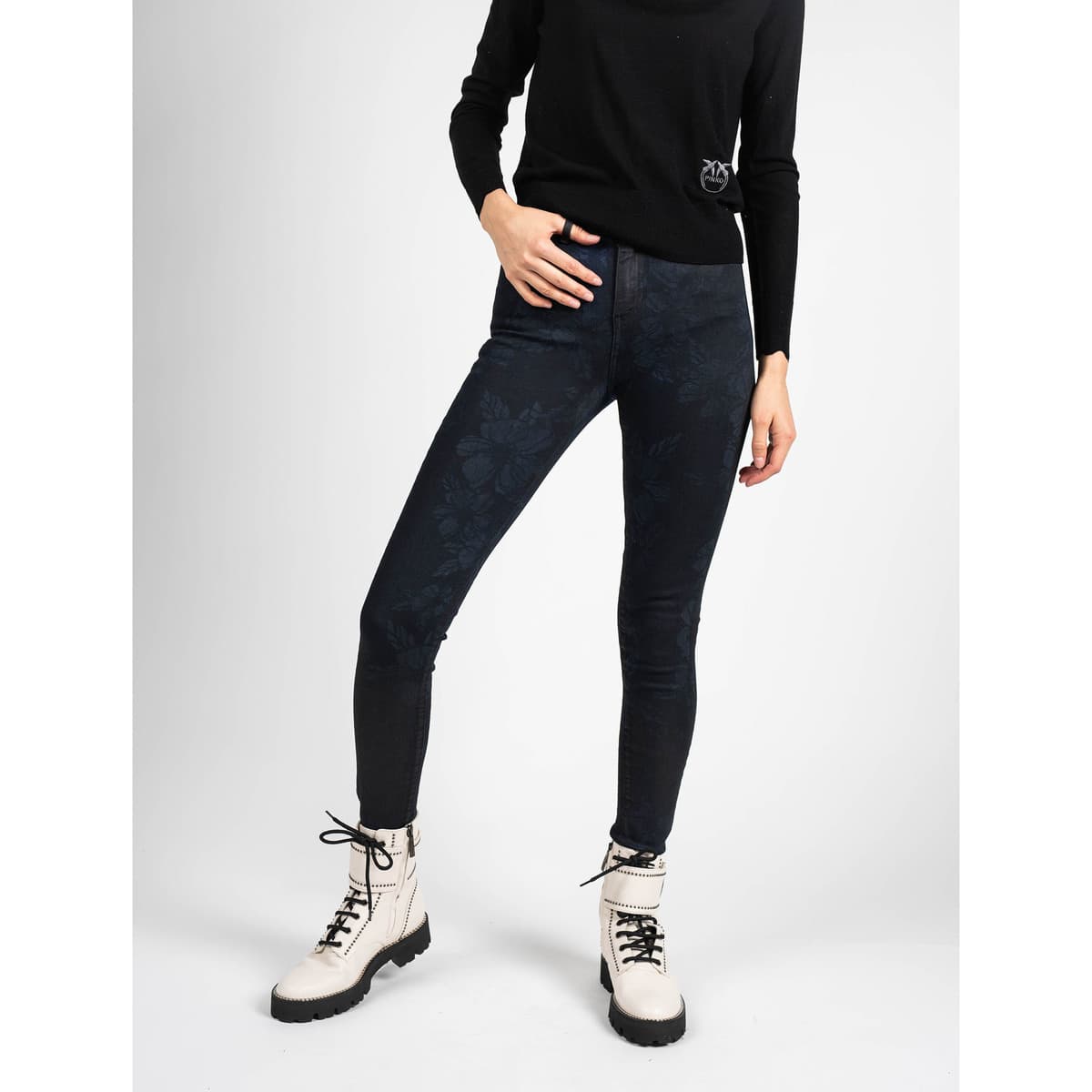 Στενά παντελόνια Guess W63A46D27E0-CBLO