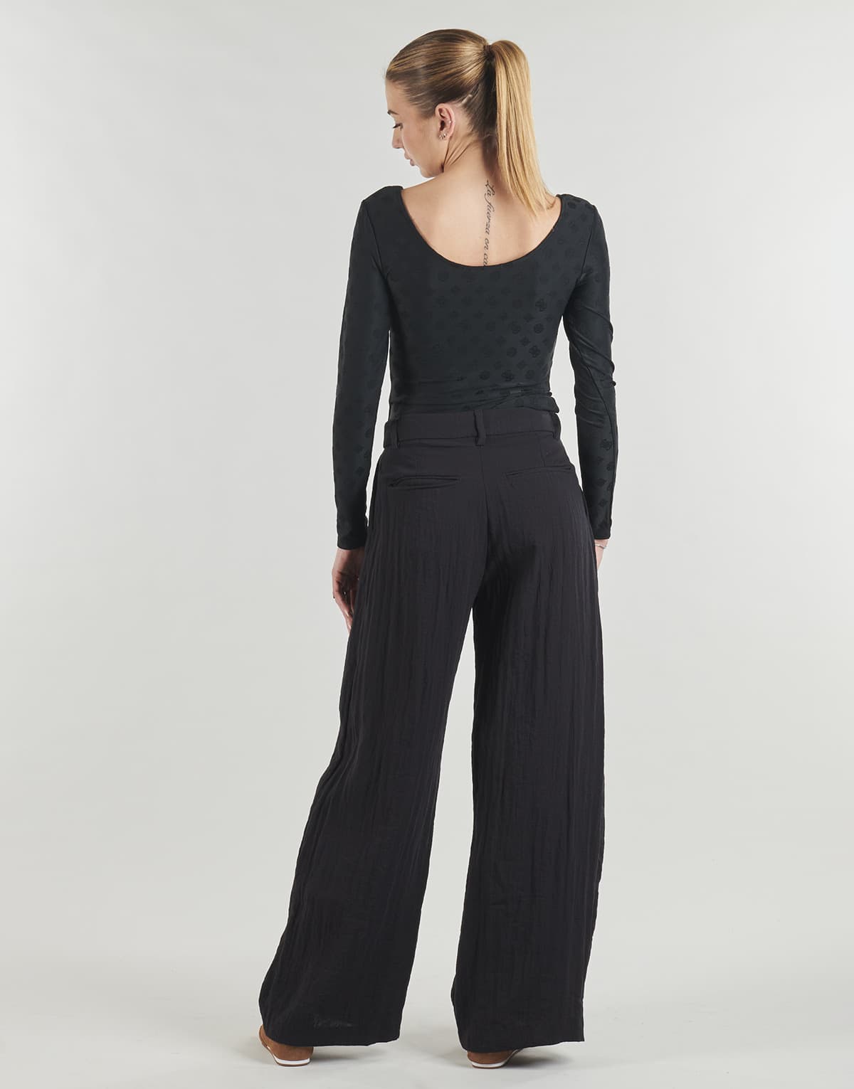 Women's T-Shirts Guess Black