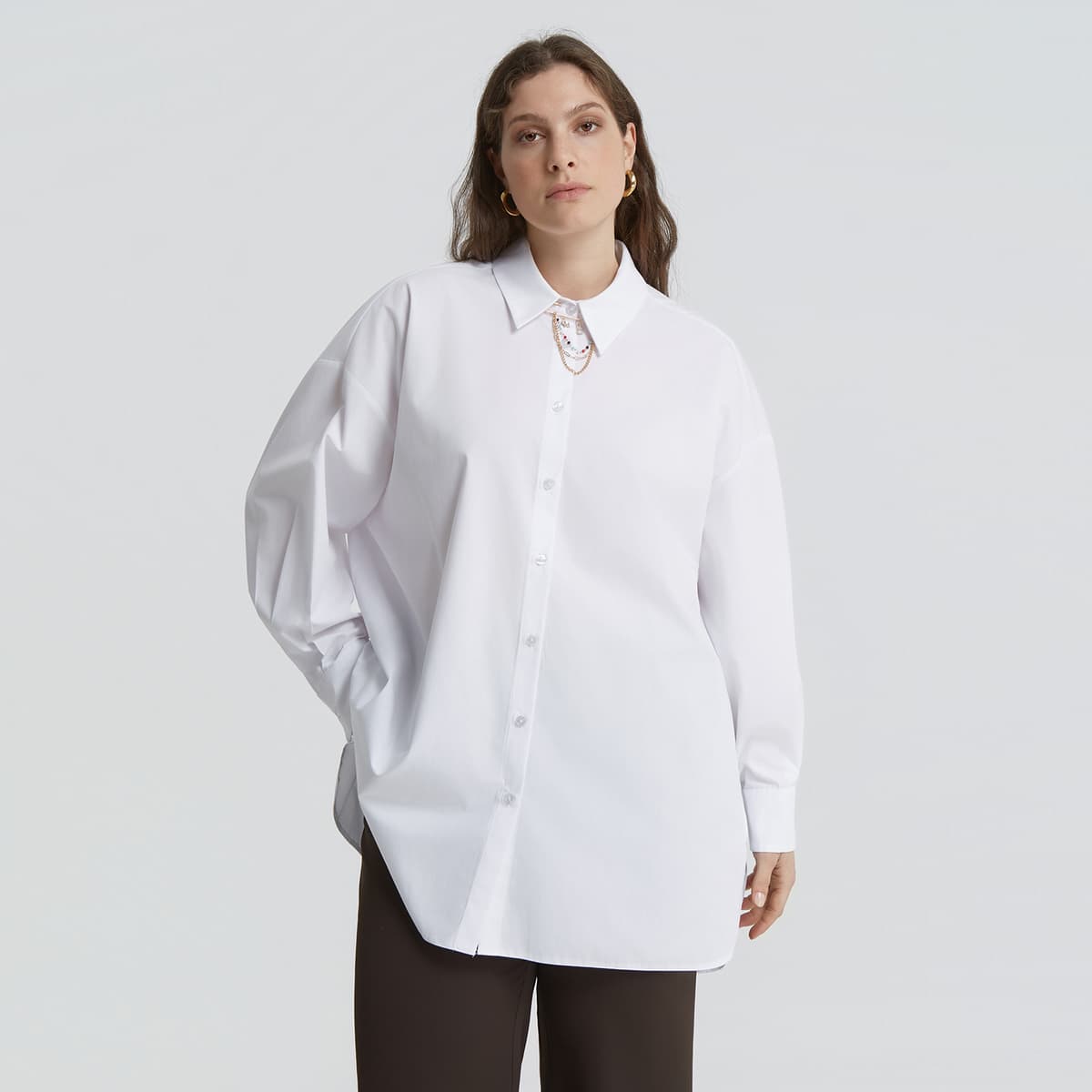 Λευκό πουκάμισο με διακοσμητική αλυσίδα στον γιακά