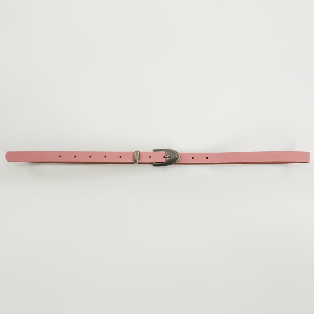 Λεπτή δερμάτινη ζώνη με οβάλ αγκράφα