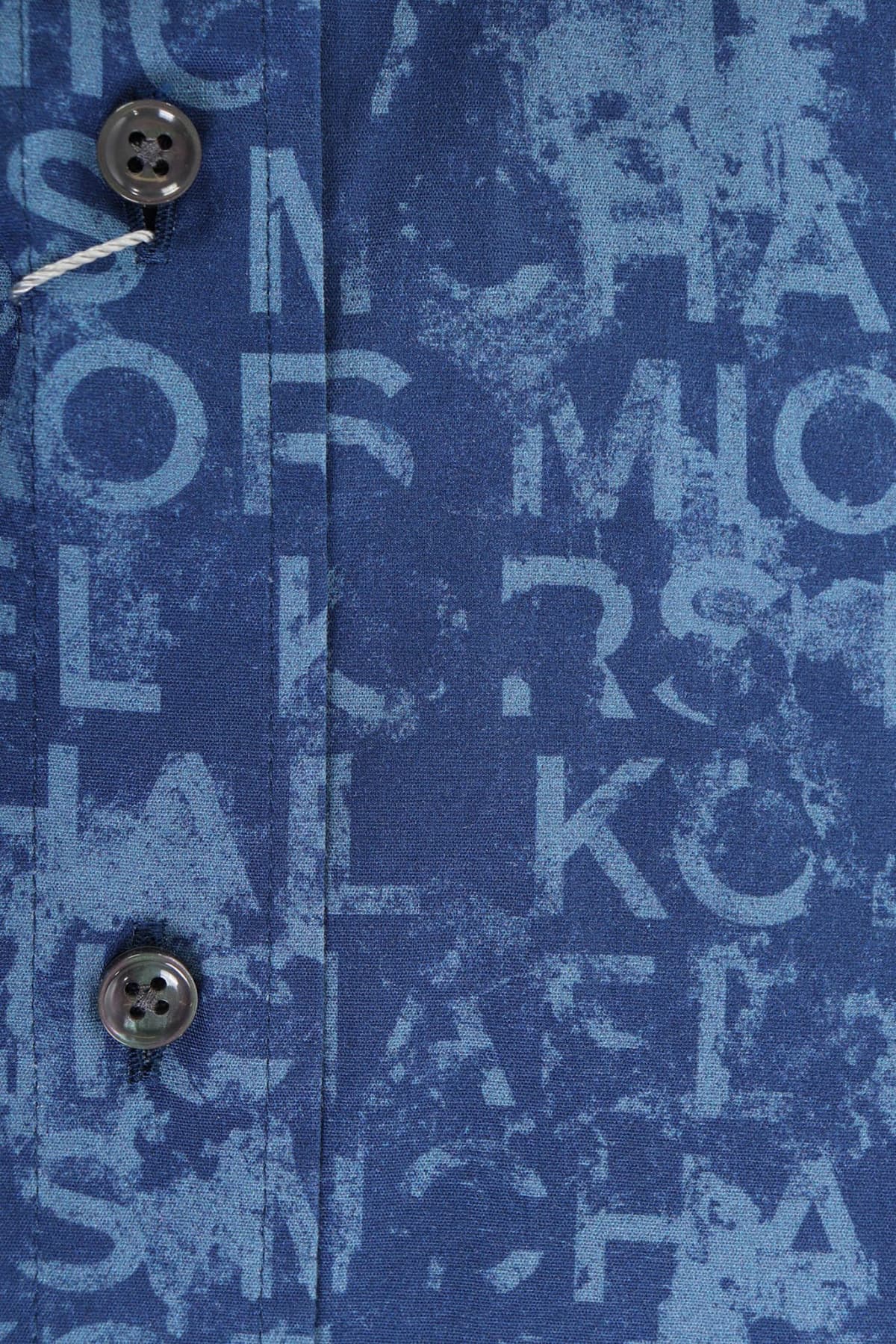 MICHAEL KORS ΠΟΥΚΑΜΙΣΟ SLIM FIT MK PRINT FADED ΜΠΛΕ