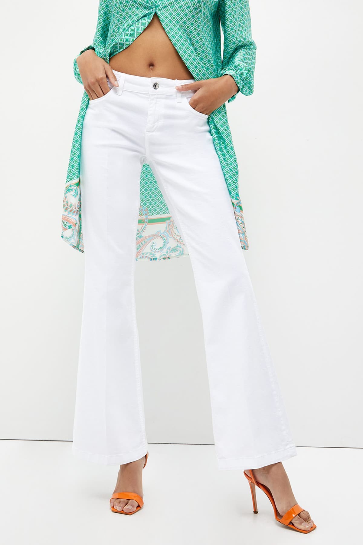 LIU -JO ΠΑΝΤΕΛΟNI JEANS FLAIR BOTTOM UP ΜΕΤΑΛΛΙΚΟ LOGO STRAS ΛΕΥΚΟ