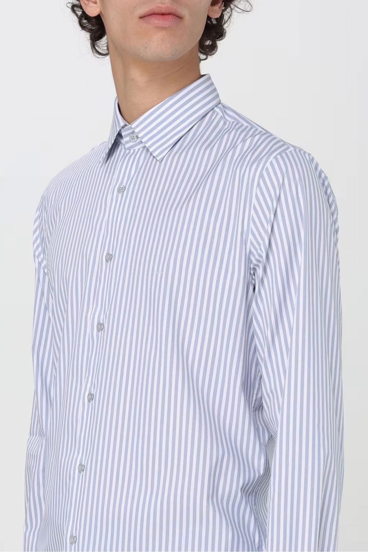 MICHAEL KORS ΠΟΥΚΑΜΙΣΟ ΡΙΓΕ SLIM FIT PERFORMANCE STRETCH ΣΙΕΛ-ΛΕΥΚΟ