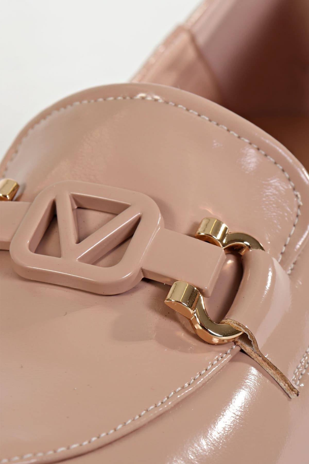 V 19.69 ΠΑΠΟΥΤΣΙΑ ΜΟΚΑΣΙΝΙΑ ΜΕΤΑΛΛΙΚΗ ΑΓΚΡΑΦΑ LOGO NUDE