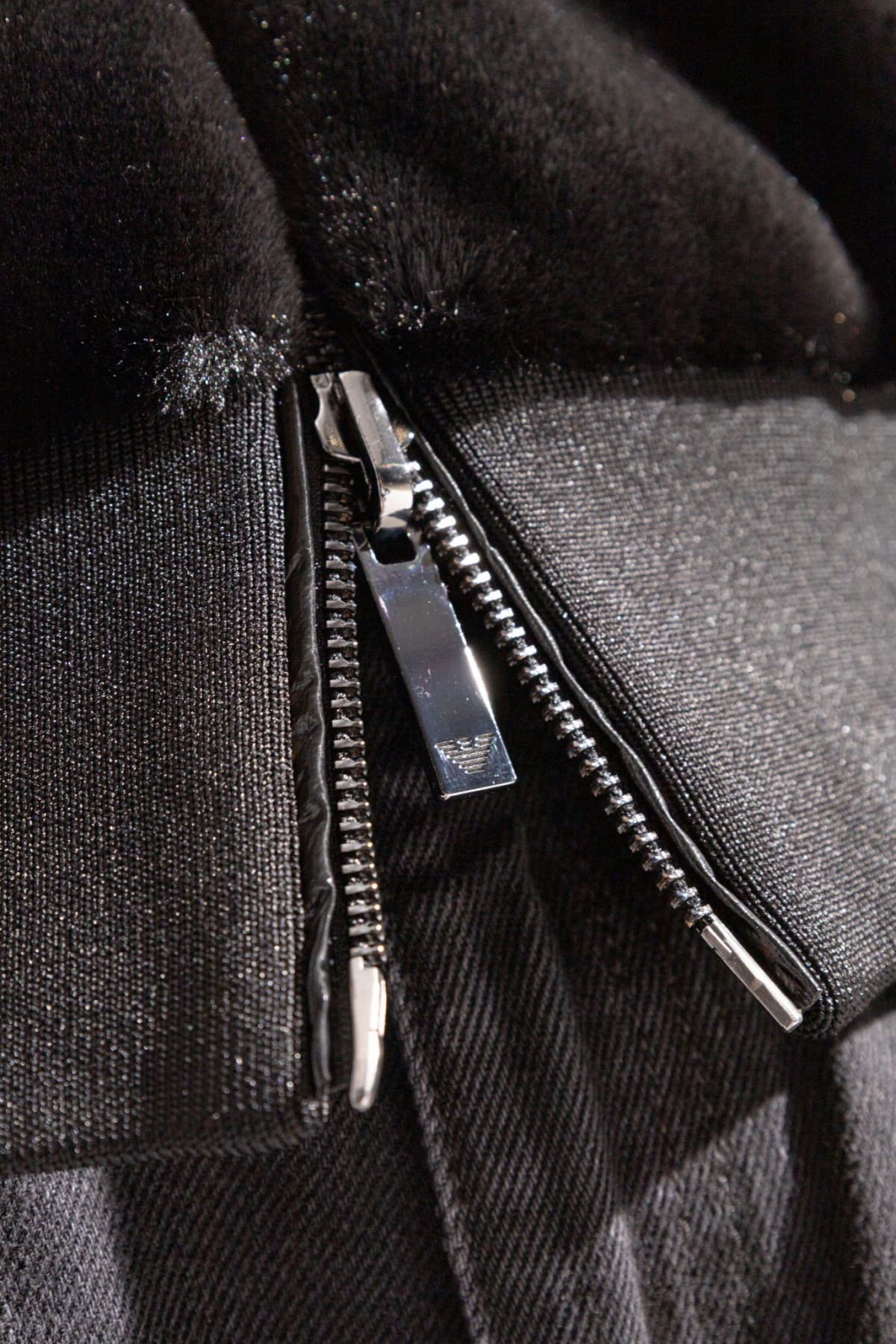 EMPORIO ARMANI ΜΠΟΥΦΑΝ BOMBER FAUX FUR ΔΙΠΛΗΣ ΟΨΕΩΣ ΜΗ ΑΠΟΣΠΩΜΕΝΗ ΚΟΥΚΟΥΛΑ ΜΑΥΡΟ