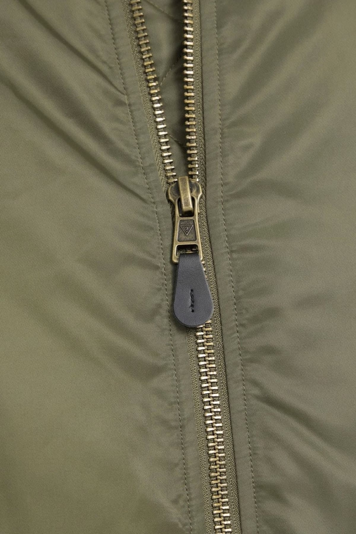 GUESS JEANS ΜΠΟΥΦΑΝ BOMBER ΧΑΚΙ