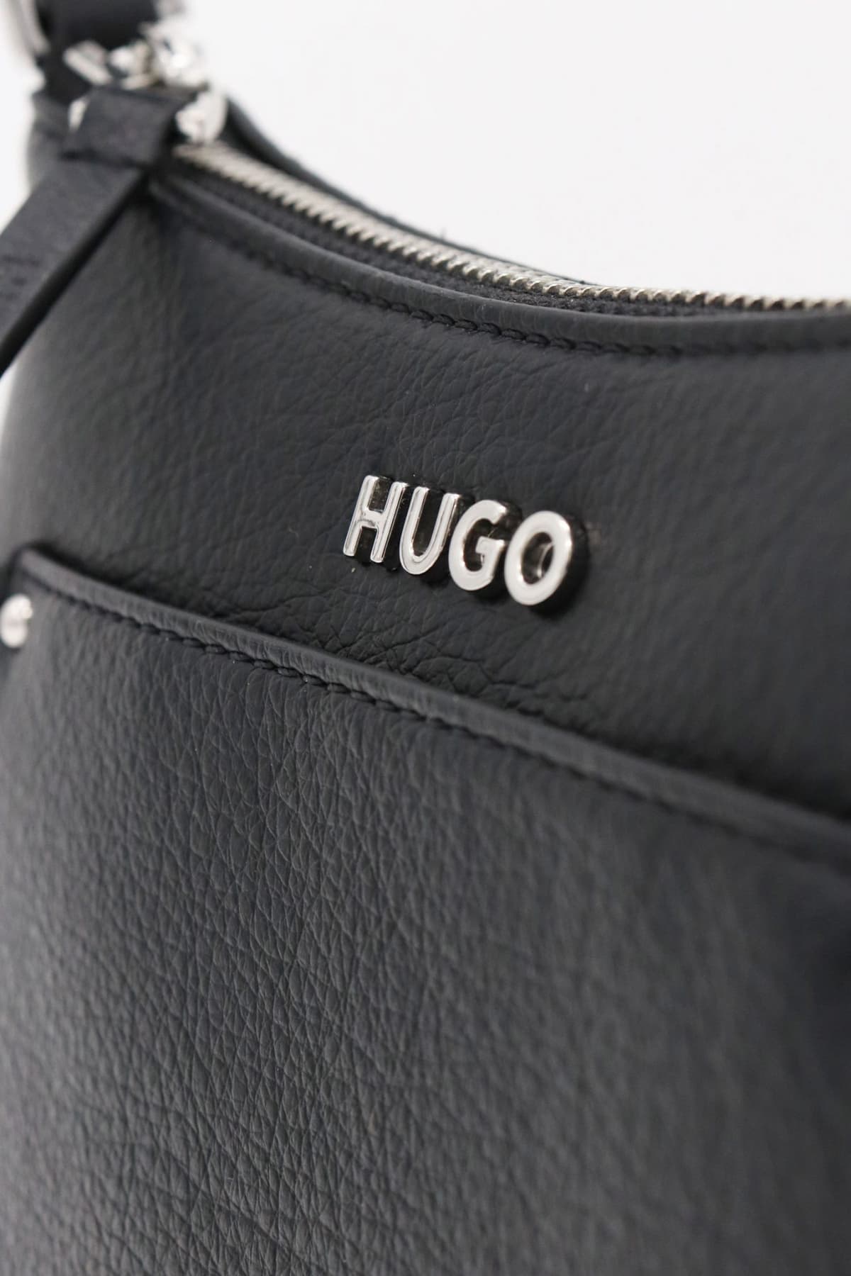 HUGO ΤΣΑΝΤΑ ΩΜΟΥ CAROL HOBO LOGO ΜΕΤΑΛΛΙΚΟ ΘΗΚΗ ΜΠΡΟΣΤΑ ΜΑΥΡΟ