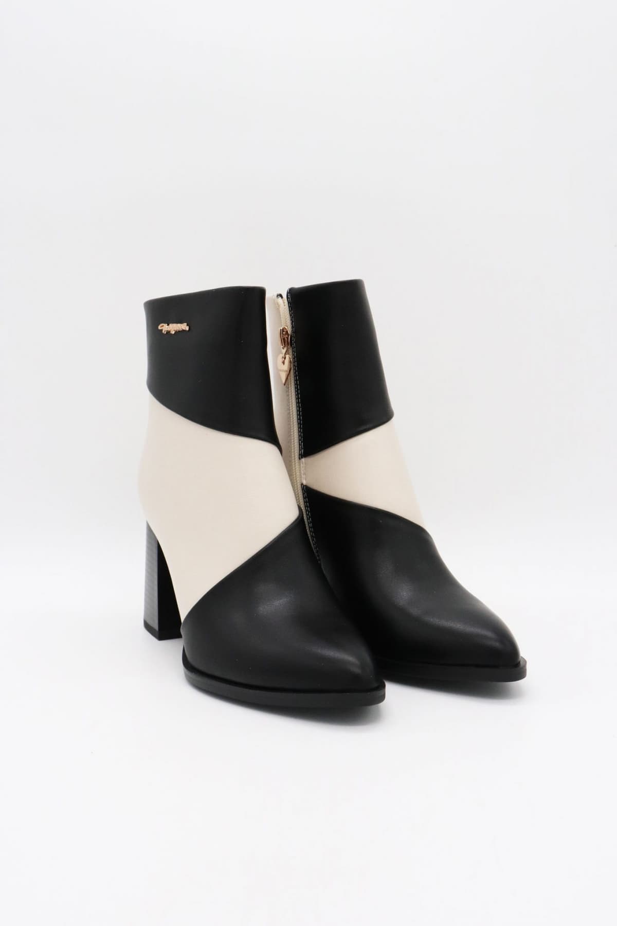 GAI MATTIOLO ΠΑΠΟΥΤΣΙΑ ΜΠΟΤΑΚΙΑ ΦΕΡΜΟΥΑΡ ΜΕΤΑΛΛΙΚΟ LOGO ΑΣΠΡΟ/ΜΑΥΡΟ