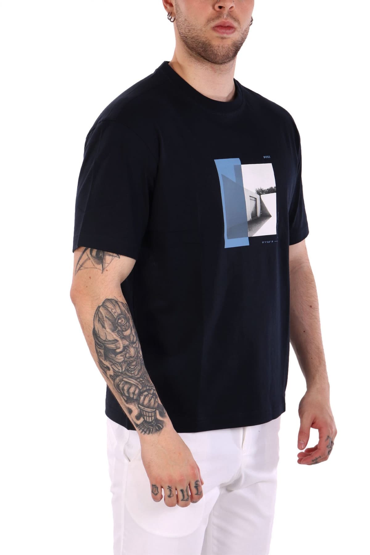 BOSS CASUAL T-SHIRT ΜΕ ΣΤΑΜΠΑ RELAXED FIT TE_BARRAGAN ΣΚΟΥΡΟ ΜΠΛΕ