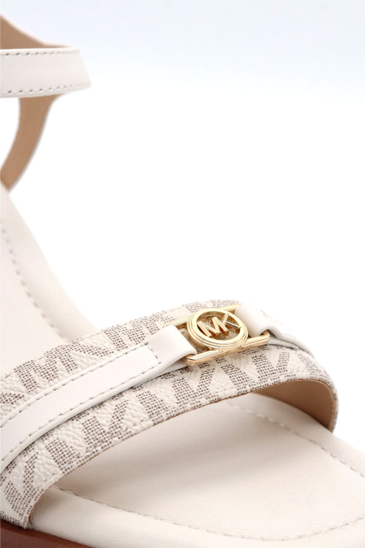 MICHAEL KORS ΠΑΠΟΥΤΣΙΑ ΠΕΔΙΛΑ MANDY MID SANDAL ΜΕΤΑΛΛΙΚΟ LOGO KΡΕΜ