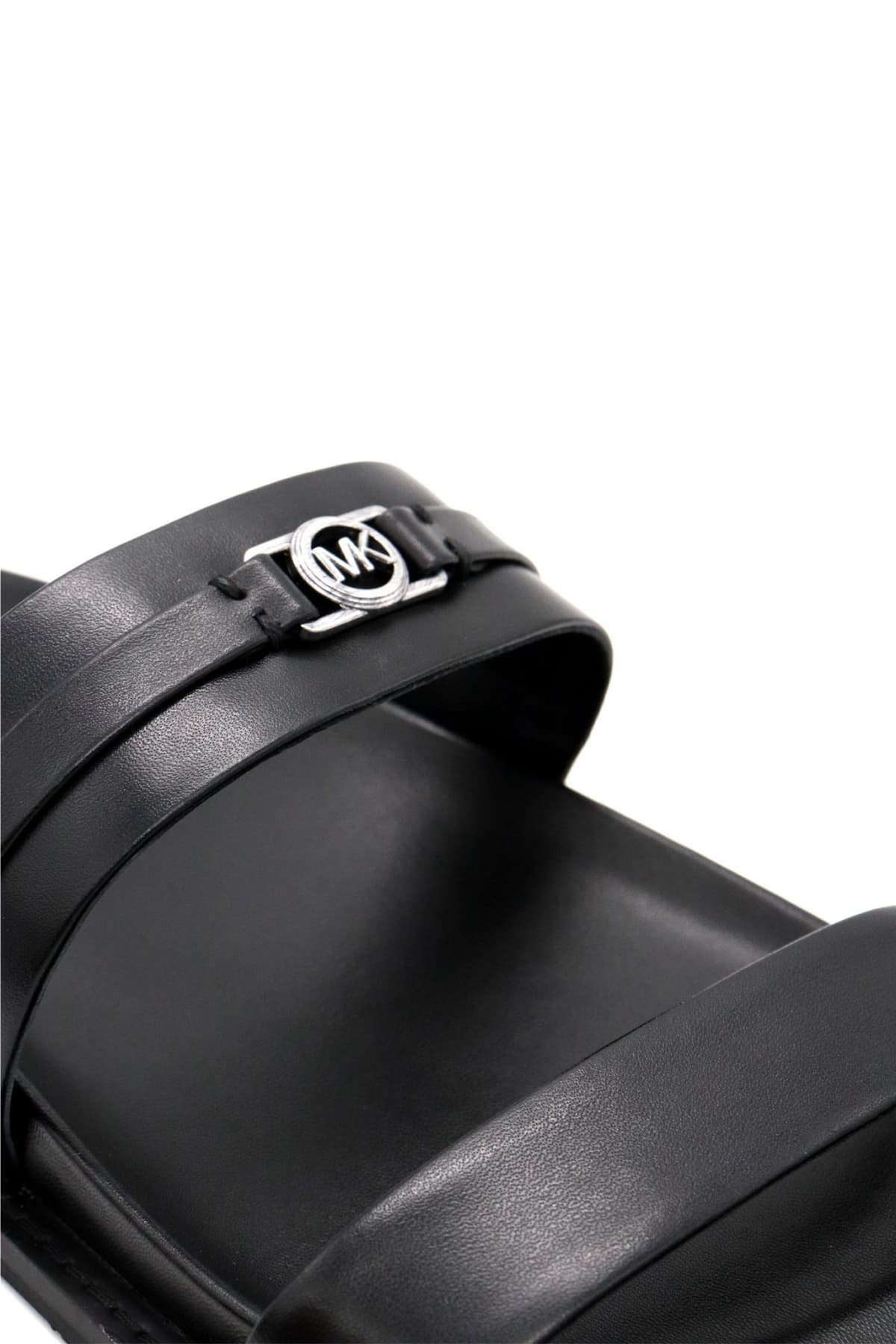 MICHAEL KORS ΠΑΠΟΥΤΣΙΑ ΠΑΝΤΟΦΛΕΣ MANDY FLAT SANDAL ΜΕΤΑΛΛΙΚΟ LOGO ΜΑΥΡΟ