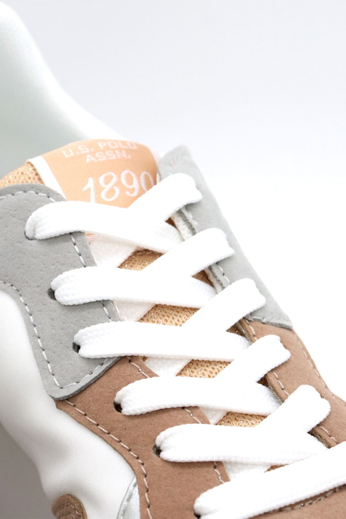 U.S. POLO ASSN. ΠΑΠΟΥΤΣΙΑ SNEAKERS ΣΤΡΑΣ ΣΟΥΕΤ ΛΕΠΤΟΜΕΡΕΙΕΣ LOGO MΠΕΖ/ΛΕΥΚΟ