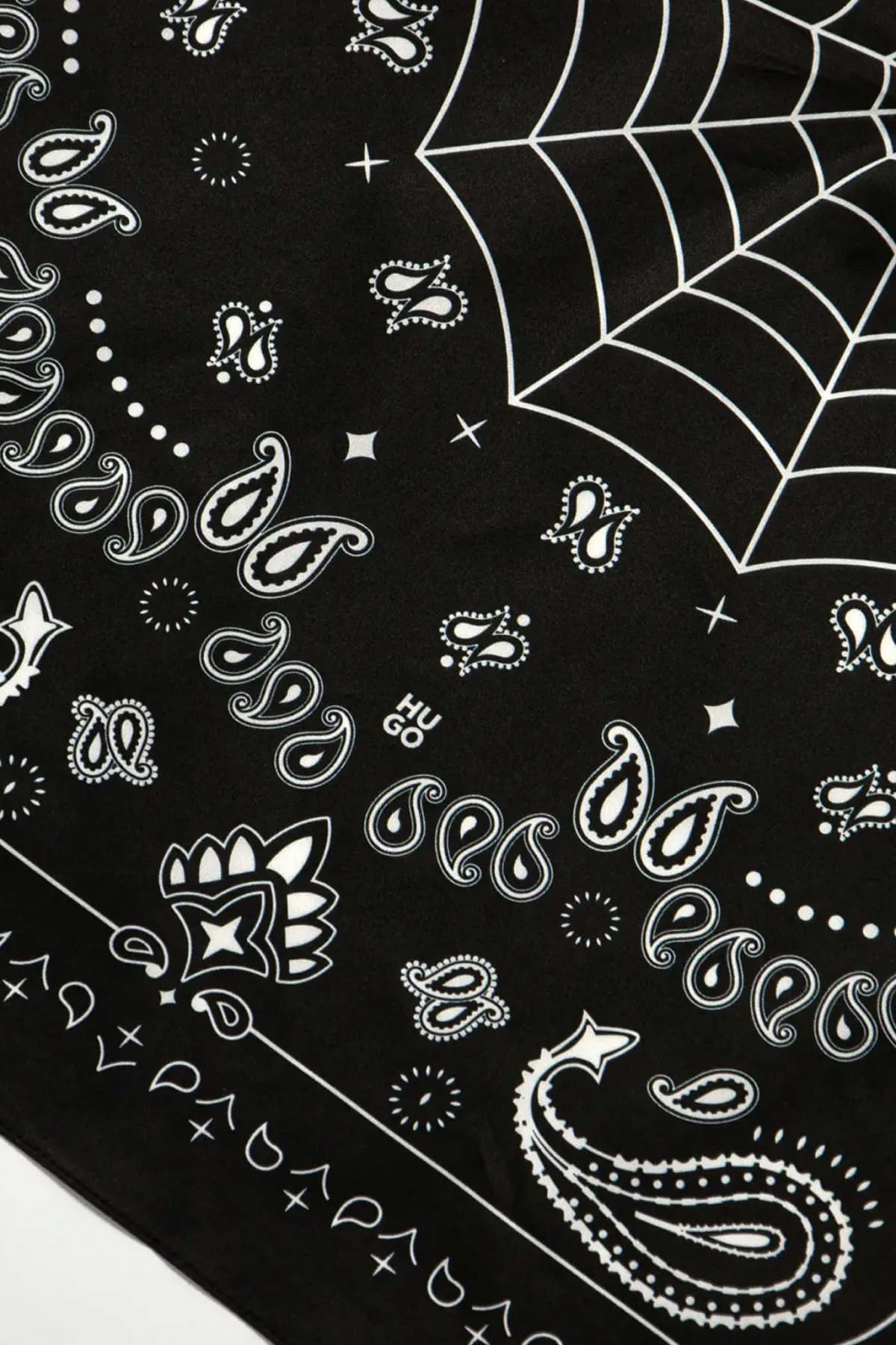 HUGO ΜΠΑΝΤΑΝΑ ΜΑΝΤΗΛΙ BANDANA CM 60x60 ΛΕΥΚΟ-ΜΑΥΡΟ