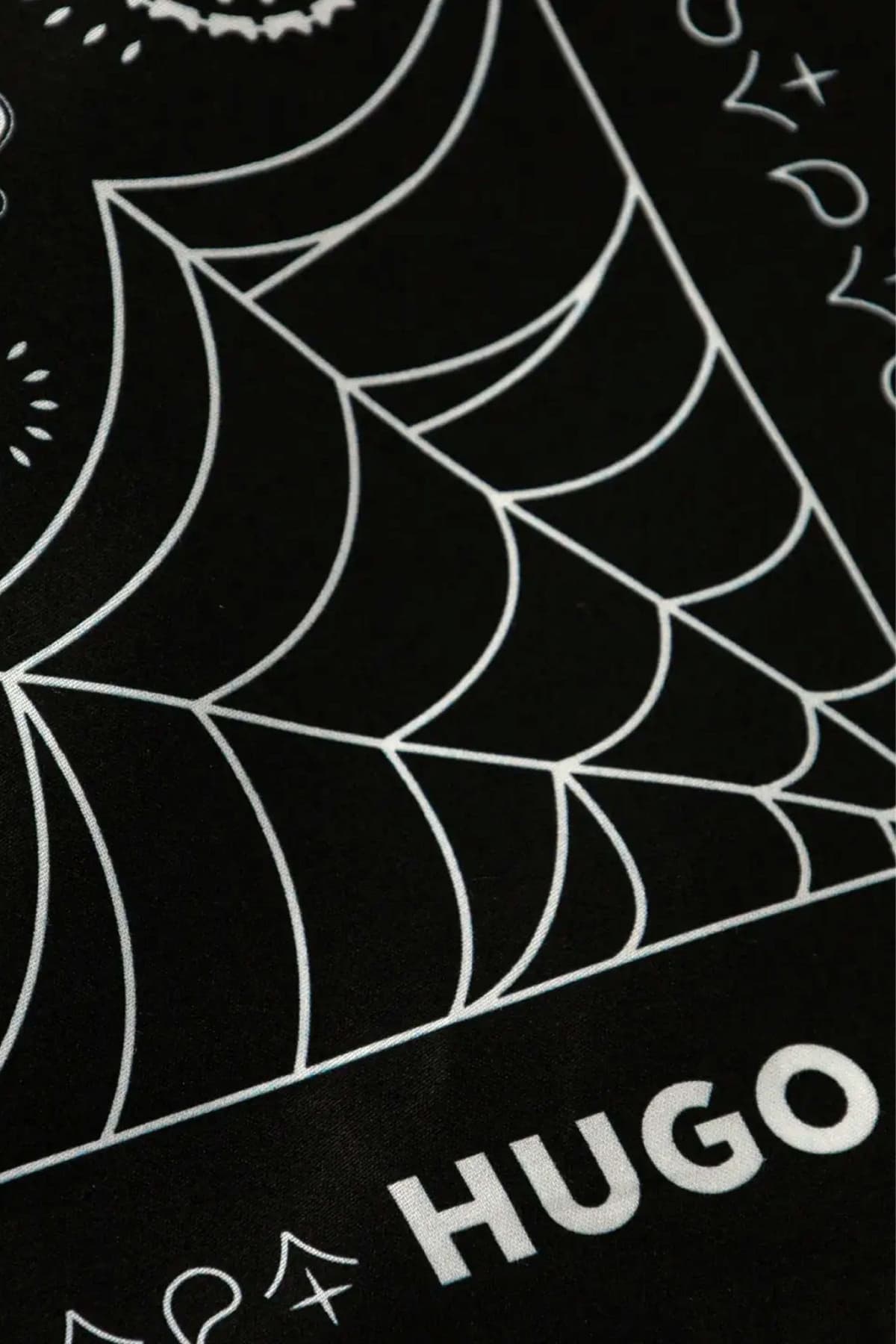 HUGO ΜΠΑΝΤΑΝΑ ΜΑΝΤΗΛΙ BANDANA CM 60x60 ΛΕΥΚΟ-ΜΑΥΡΟ