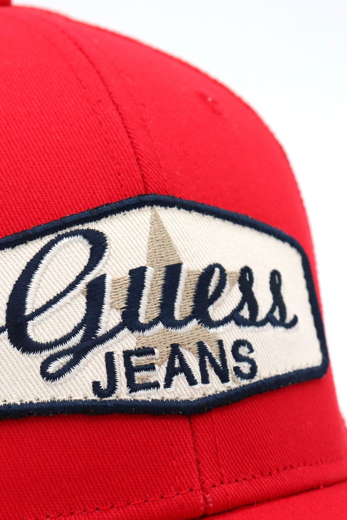 GUESS JEANS ΚΑΠΕΛΟ PATCHED TRUCKER HAT UNISEX KOKKINO