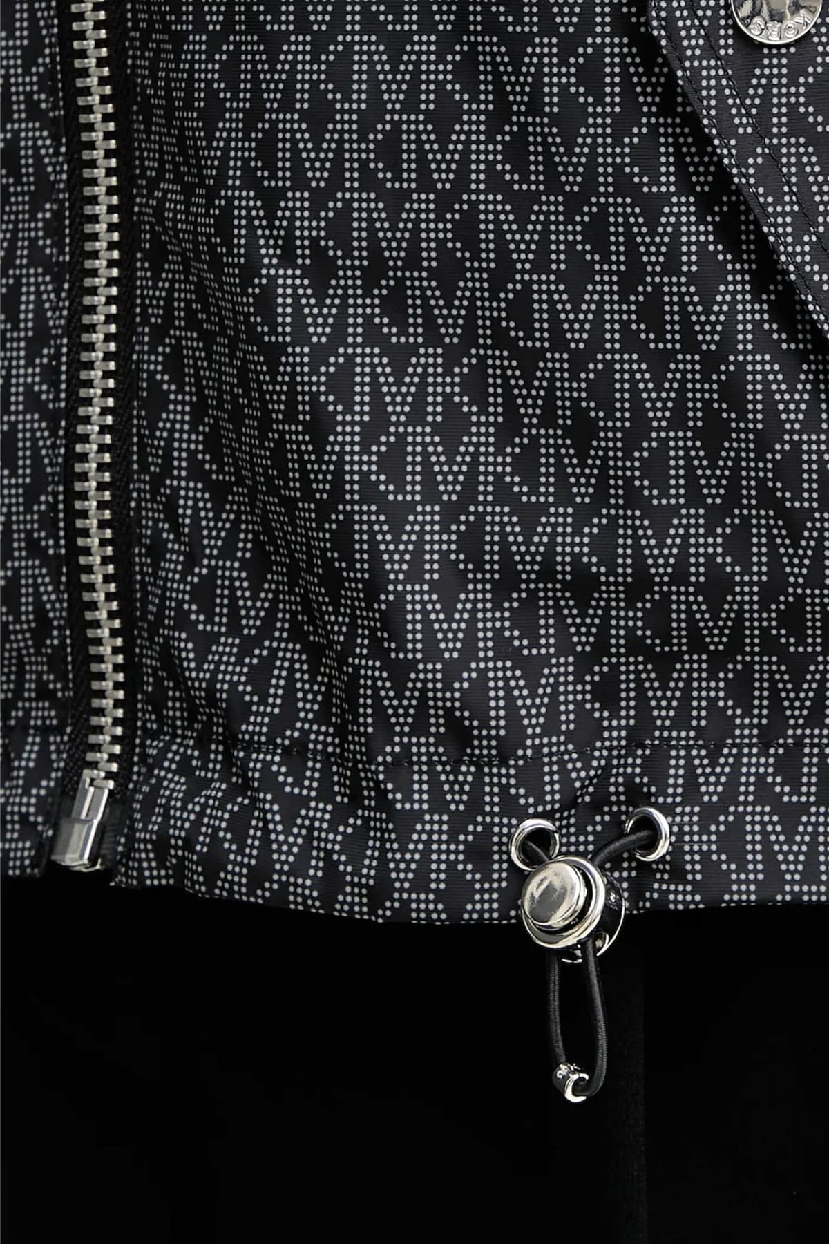 MICHAEL KORS ΜΠΟΥΦΑΝ ΔΙΠΛΗΣ ΟΨΗΣ ANORAK ALL OVER LOGO ΛΑΣΤΙΧΟ ΚΑΤΩ ΜΑΥΡΟ