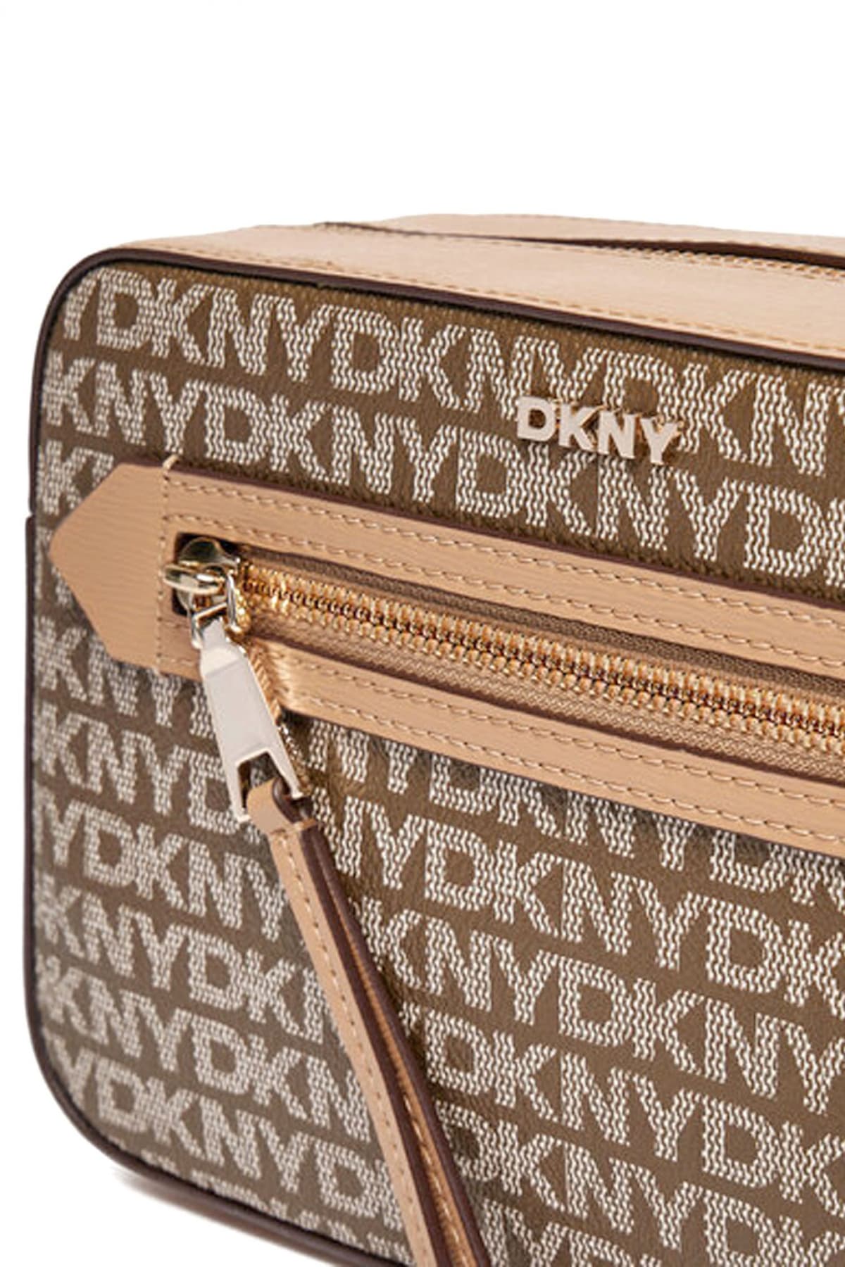 DKNY ΤΣΑΝΤΑ CROSSBODY BRYANT AVE CAMERA BAG ALL OVER LOGO ΜΠΕΖ-ΚΑΦΕ