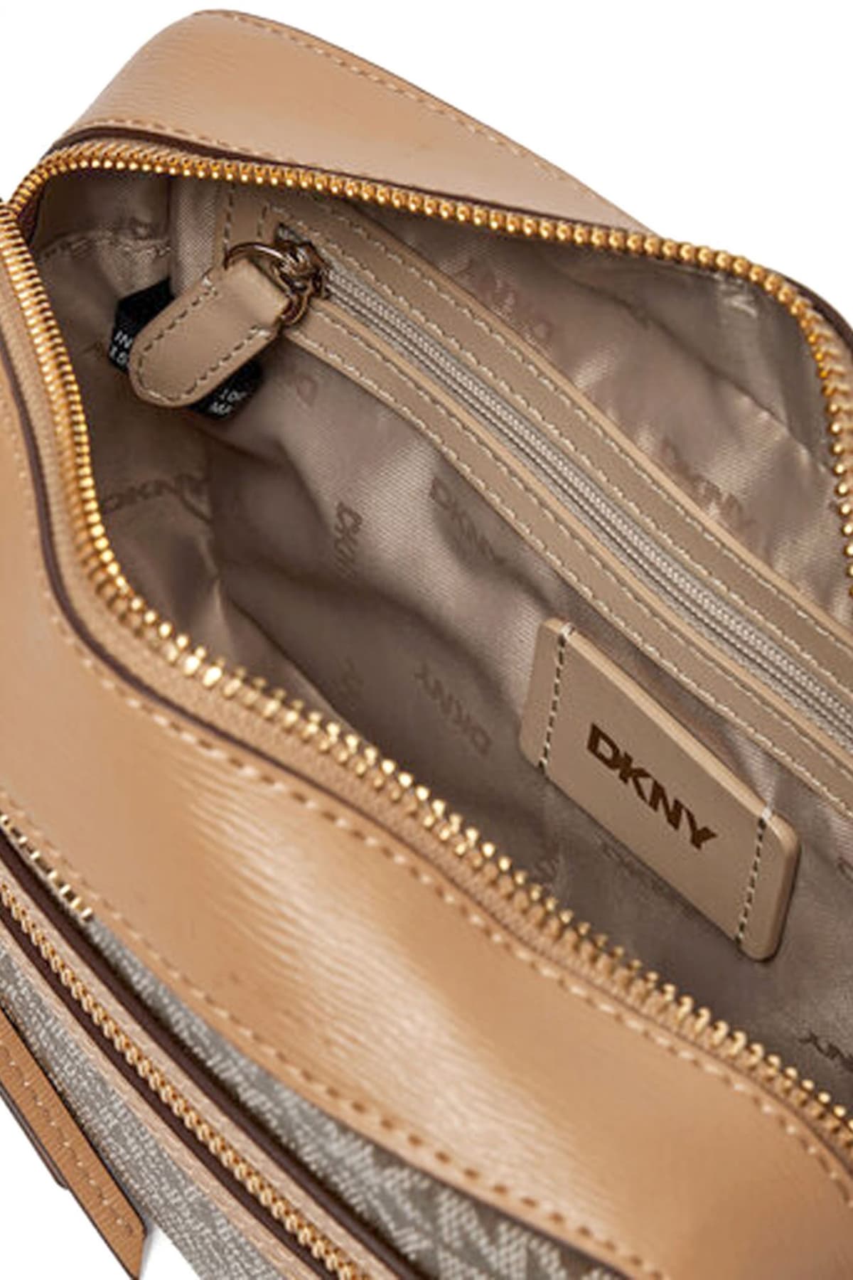 DKNY ΤΣΑΝΤΑ CROSSBODY BRYANT AVE CAMERA BAG ALL OVER LOGO ΜΠΕΖ-ΚΑΦΕ