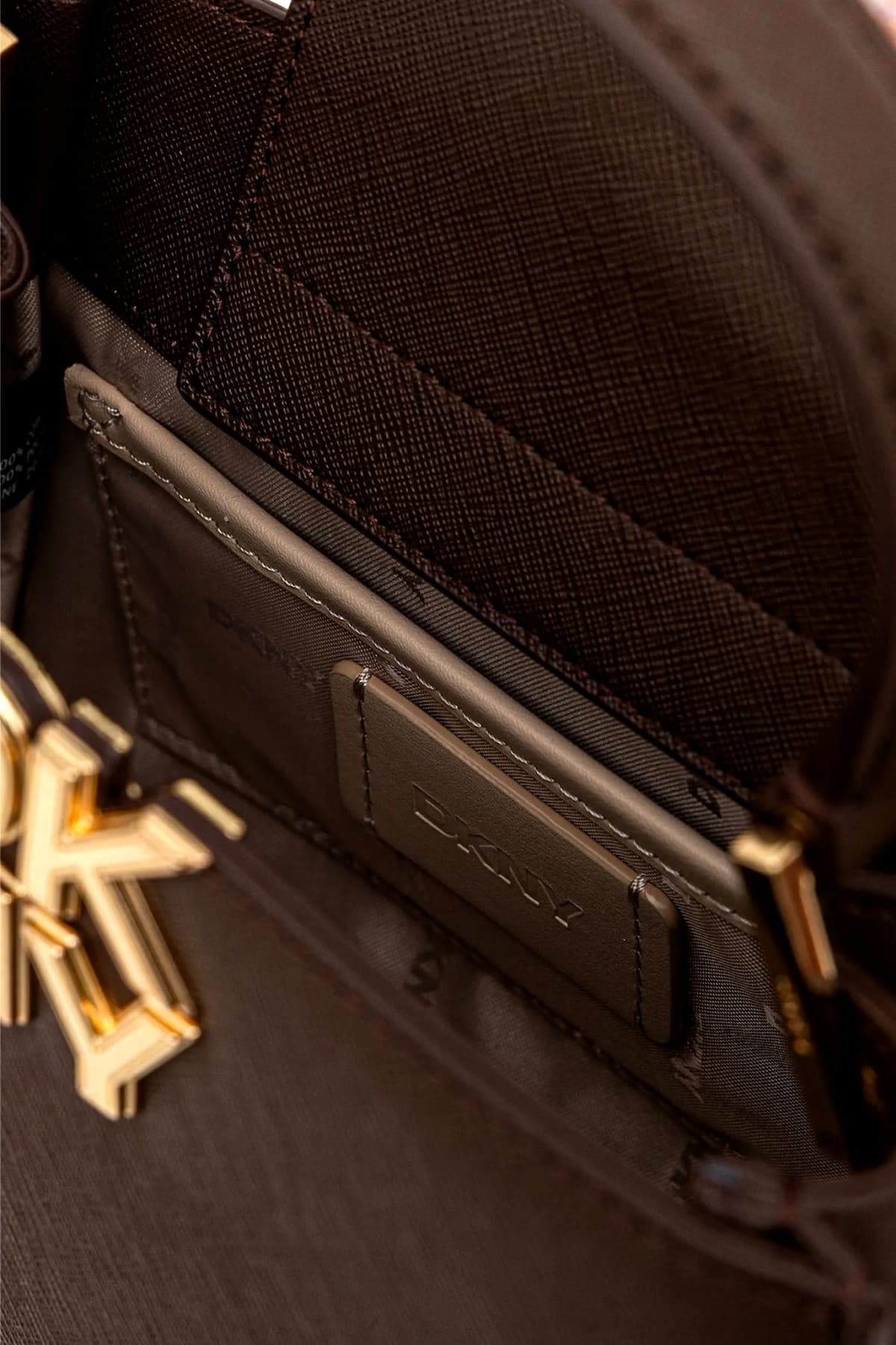 DKNY ΤΣΑΝΤΑ ΧΕΙΡΟΣ/CROSSBODY FOSTER SATCHELS ΔΕΡΜΑ LOGO ΚΑΦΕ