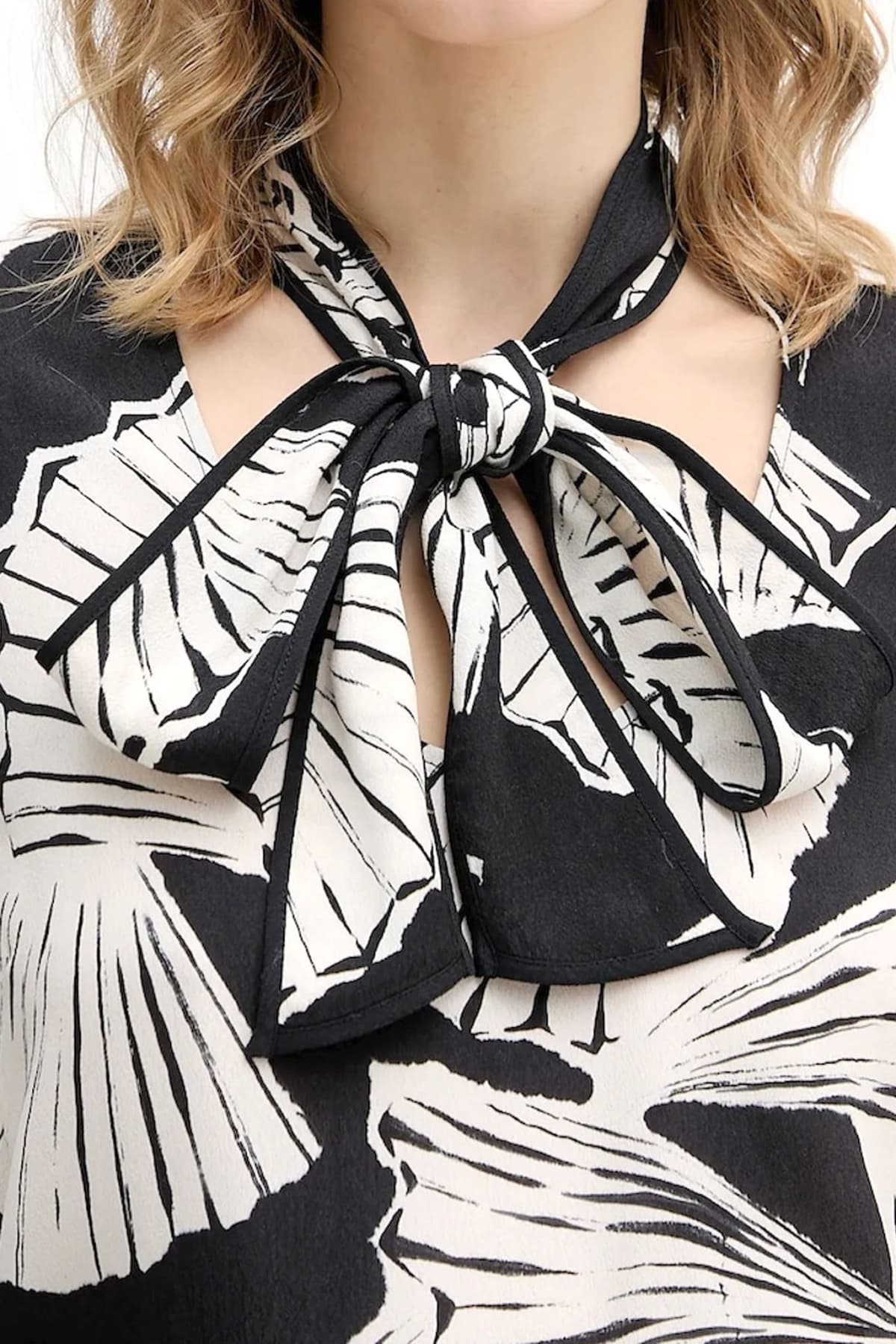 KARL LAGERFELD TOP FLUID ΕΜΠΡΙΜΕ ΔΕΣΙΜΟ ΛΑΙΜΟ ΜΑΥΡΟ-ΕΚΡΟΥ