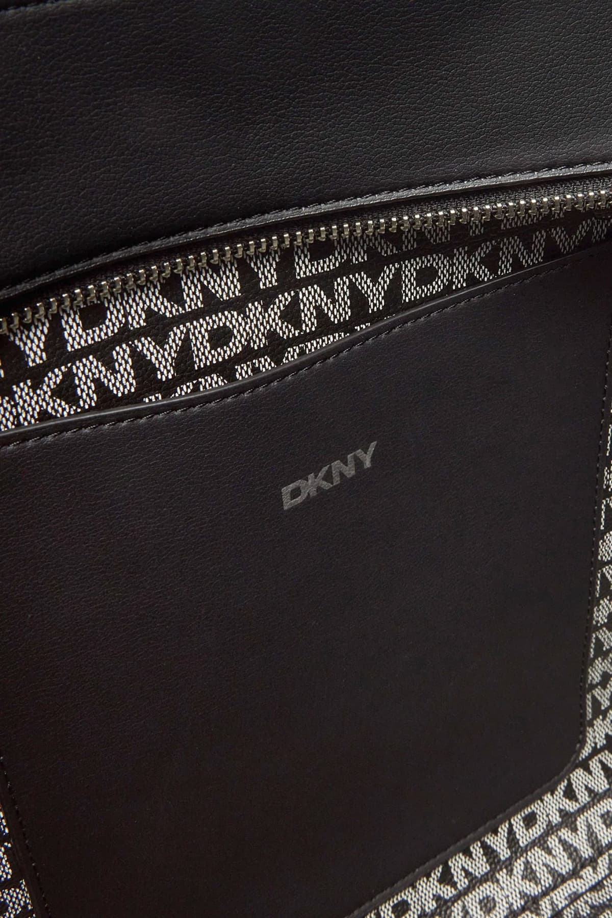 DKNY ΤΣΑΝΤΑ ΩΜΟΥ SAIGE EW TZ TOTE ΕΠΙΠΡΟΣΘΕΤΟ ΤΣΑΝΤΑΚΙ LOGO ΜΑΥΡΟ