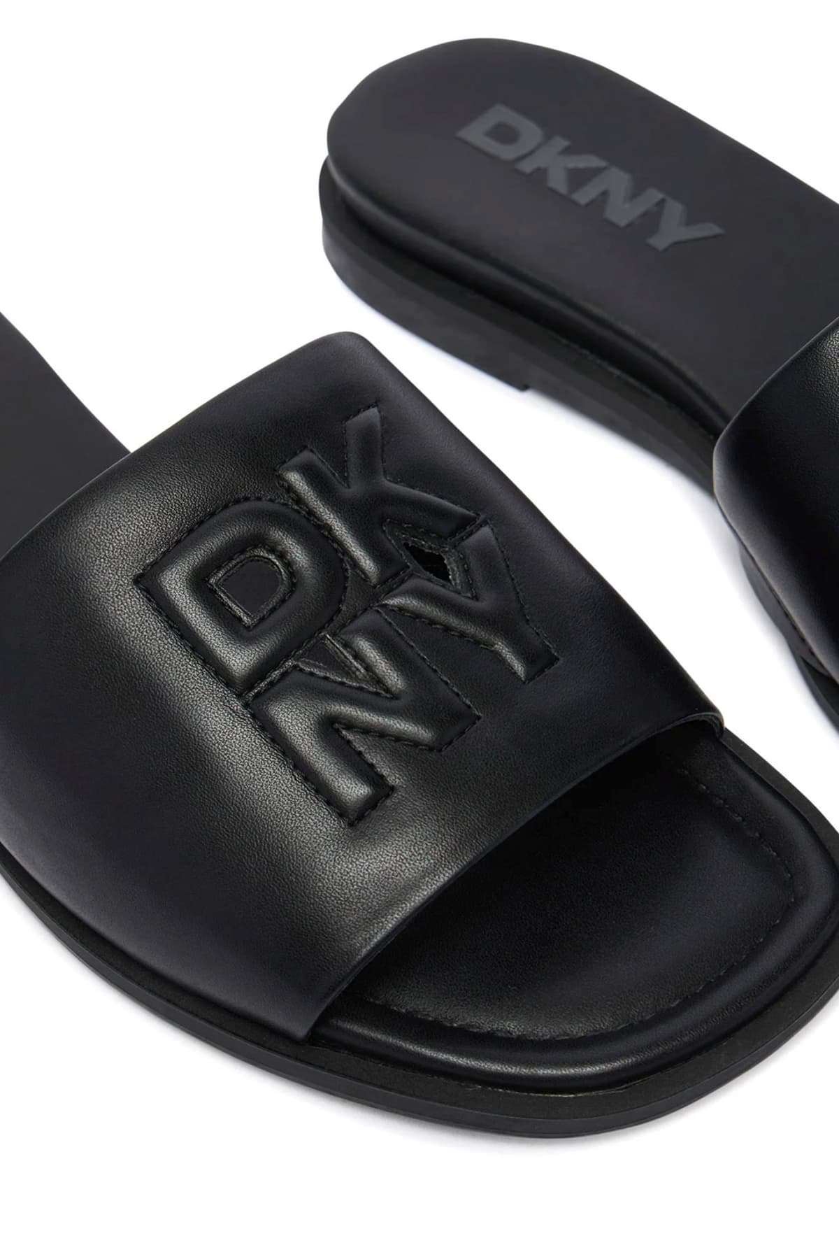 DKNY ΠΑΠΟΥΤΣΙΑ ΠΑΝΤΟΦΛΕΣ CHICAGO FLAT LOGO ΜΑΥΡΟ