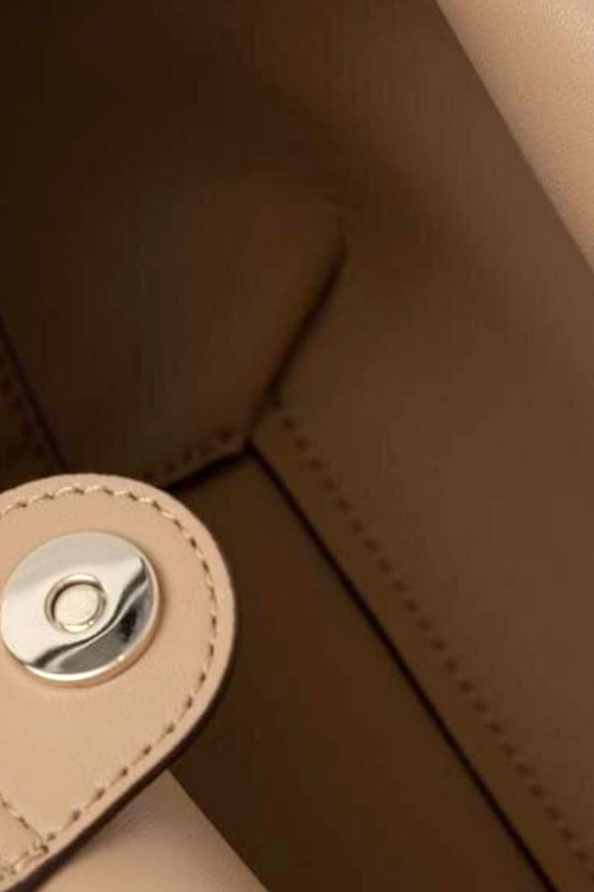 DKNY ΤΣΑΝΤΑ ΩΜΟΥ PAULA TOTE LOGO ΜΕΤΑΛΛΙΚΟ ΕΠΙΠΡΟΣΘΕΤΟ ΤΣΑΝΤΑΚΙ ΜΠΕΖ