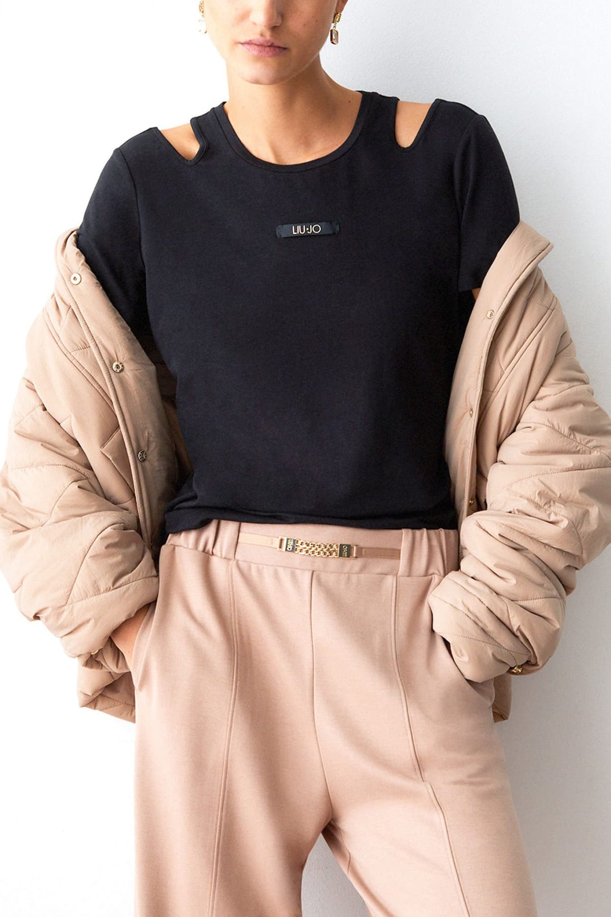 LIU-JO BETTER T-SHIRT ΑΝΟΙΓΜΑΤΑ ΩΜΟ LOGO ΜΑΥΡΟ