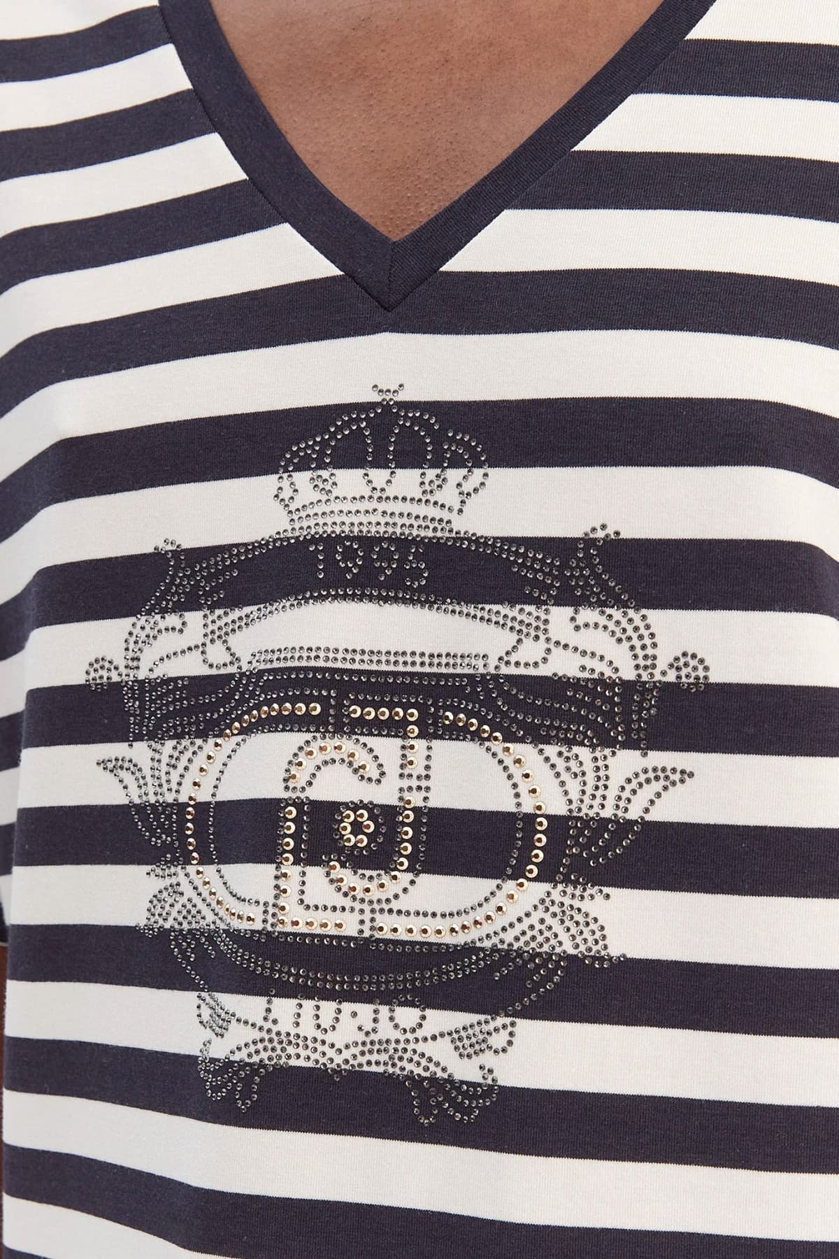 LIU-JO BETTER T-SHIRT V-NECK ΡΙΓΕ LOGO ΣΤΡΑΣ ΕΚΡΟΥ-ΜΠΛΕ