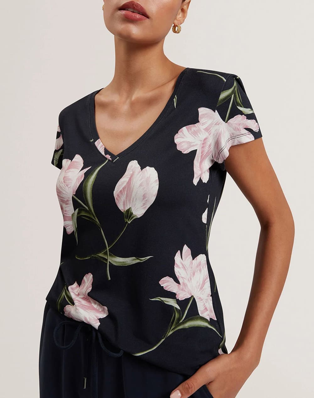 Vaiiley Printed V Neck Fitted T-Shirt Women Ted Baker