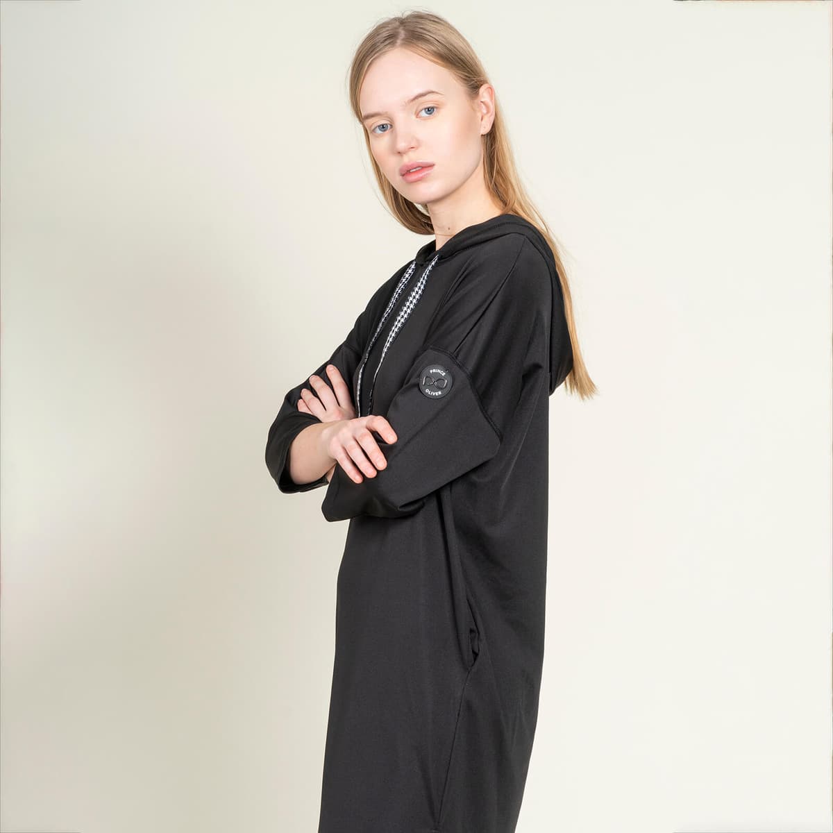 Φόρεμα Μαύρο με Κουκούλα (Comfort Fit)