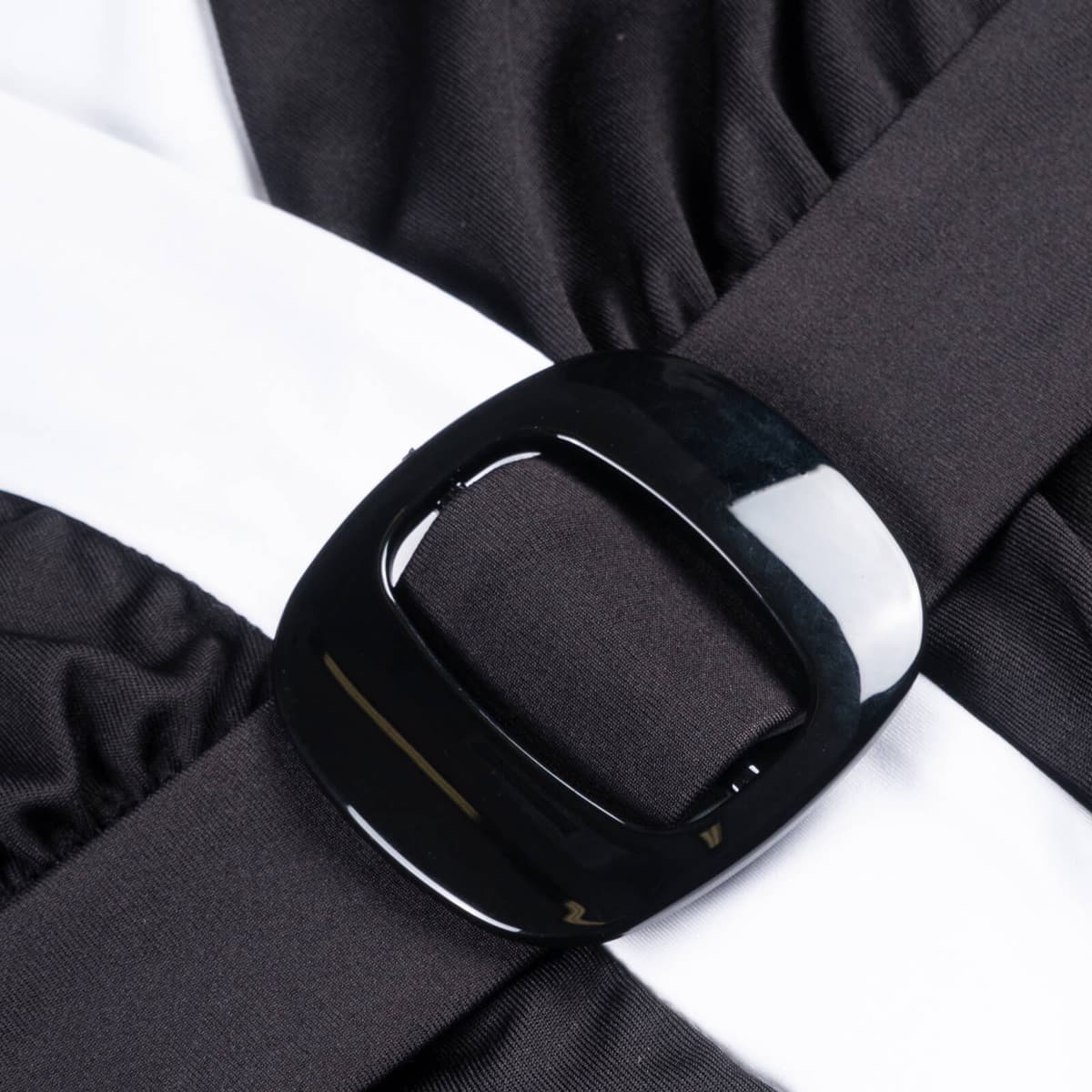 Φόρεμα μαύρο κρουαζέ με λευκές λεπτομέρειες