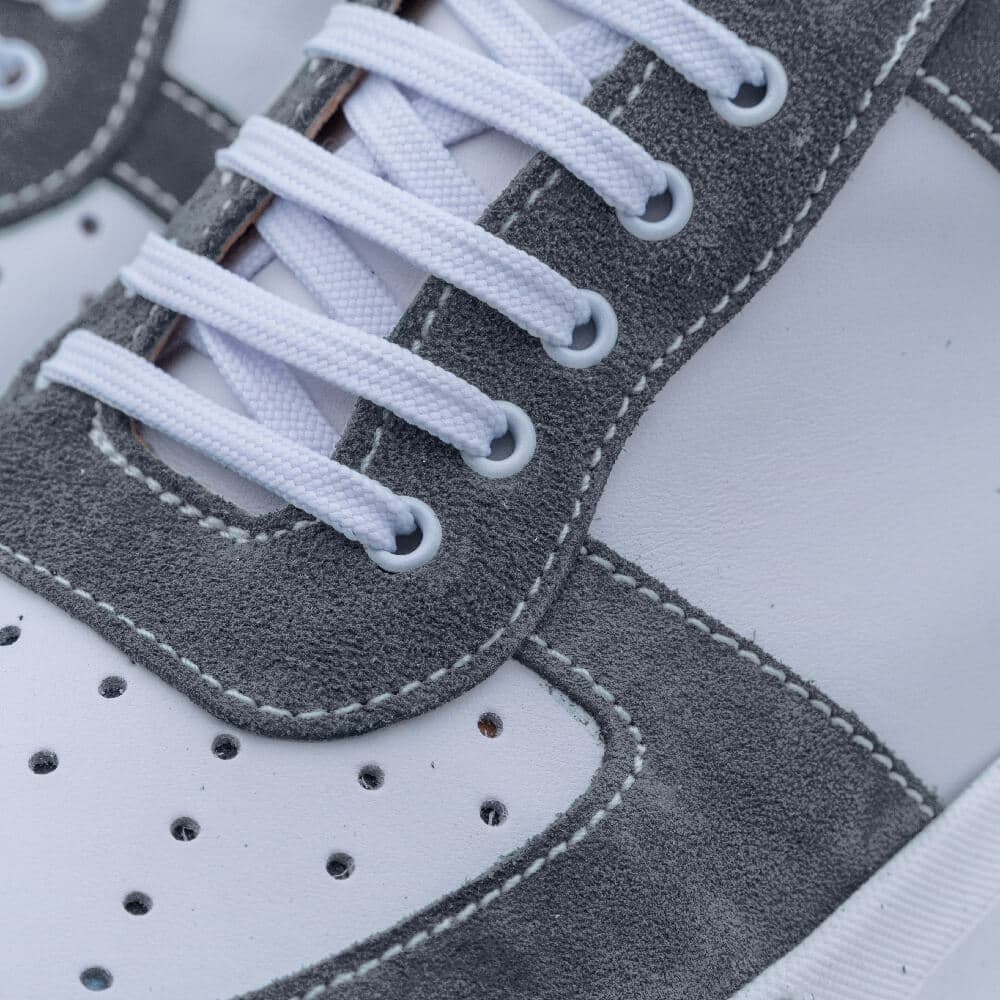 Designer Λευκα Sneakers με Γκρι Σουέντ Λεπτομέρειες