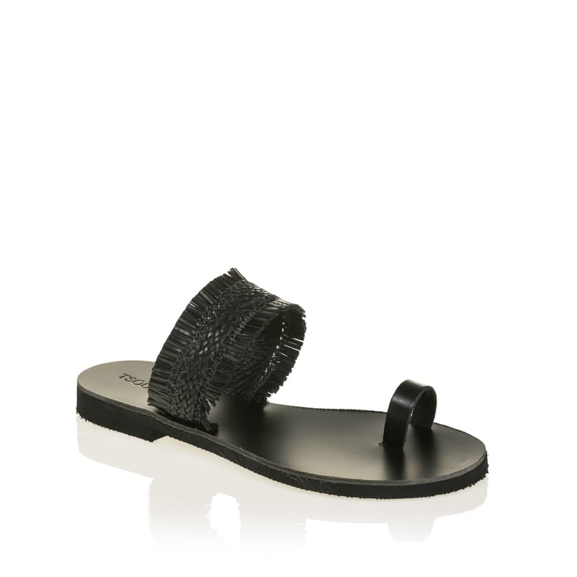 Σανδάλια μαύρα ψάθινα με πλέξη και κρόσια στη φάσα