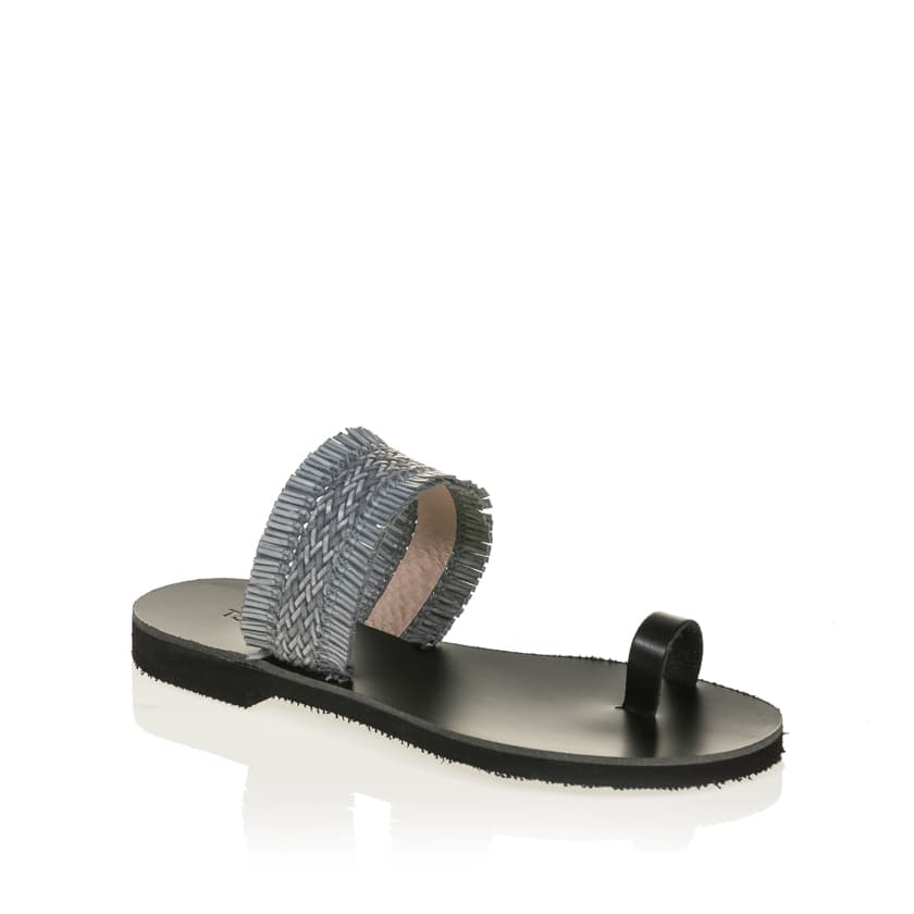 Σανδάλια μαύρα ψάθινα με πλέξη και κρόσια στη φάσα