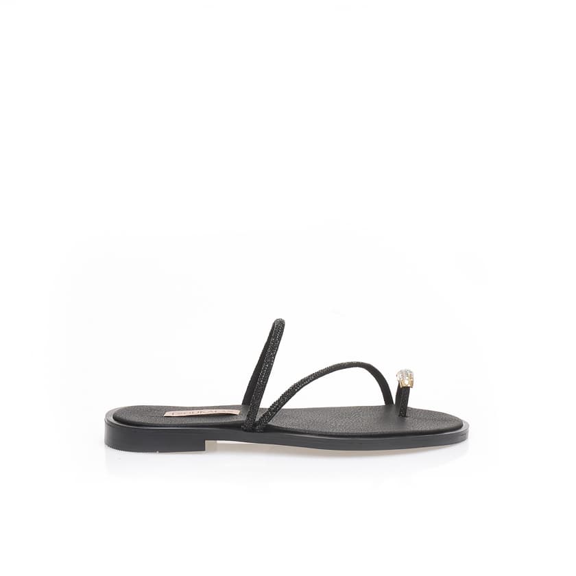 Σανδάλια χειροποίητα μαύρα δερματίνη με σχέδιο δαχτυλίδι από ιριδίζον στρας και λουράκια από μαύρα στρας