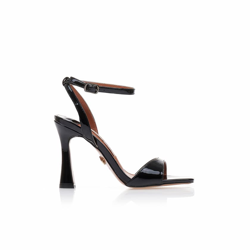 Πέδιλα TSOUKALAS ασημί λουστρίνι με ιδαίτερο σχέδιο στο λουράκι