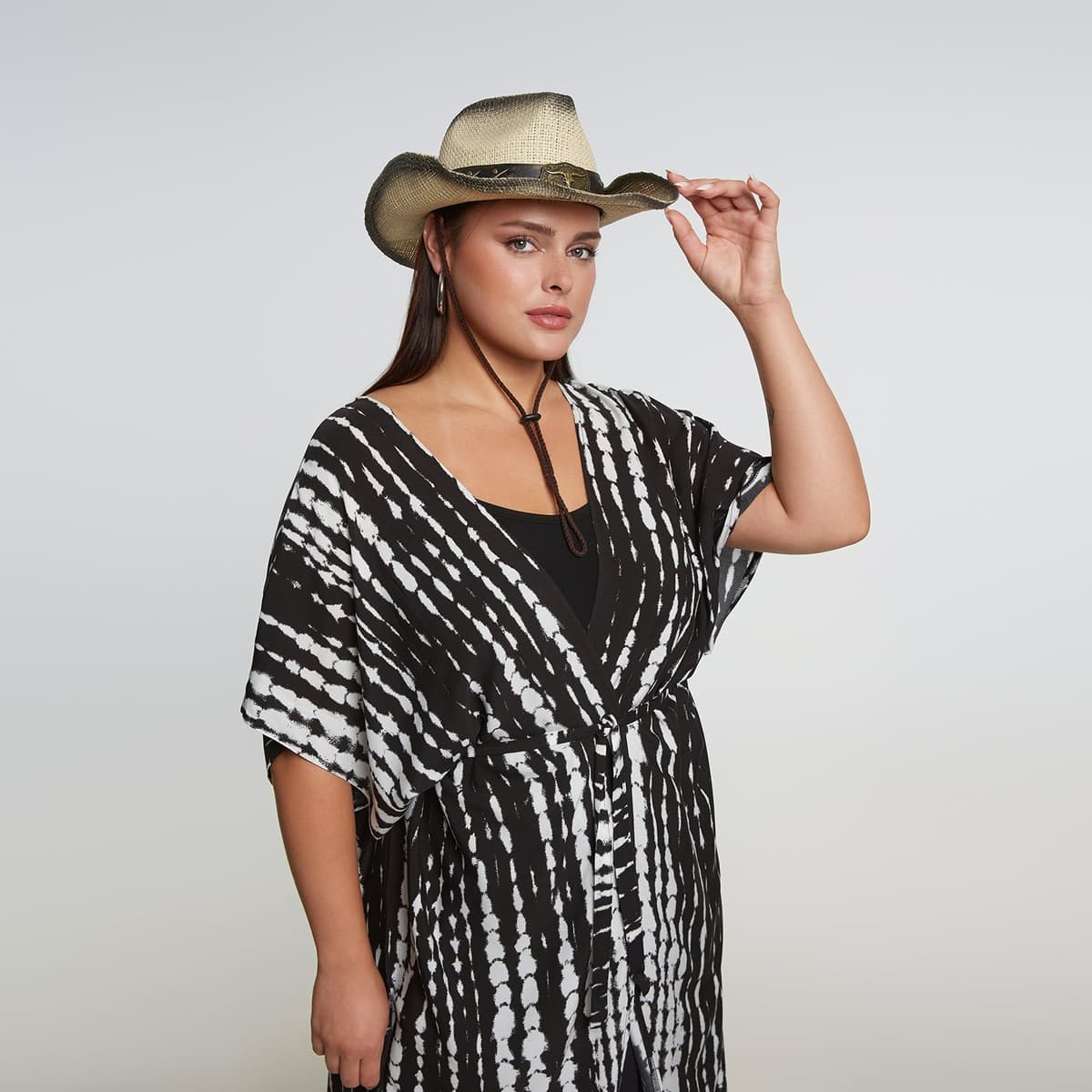 Ψάθινο western καπέλο με δερμάτινη λεπτομέρεια